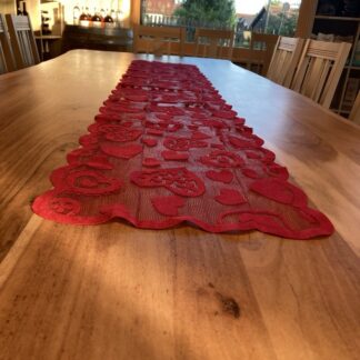 Roter Tischläufer mit Herzen