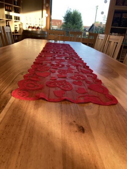 Roter Tischläufer mit Herzen