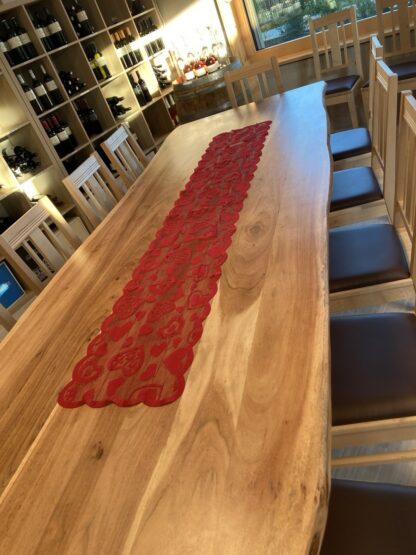 Roter Tischläufer mit Herzen – Bild 3