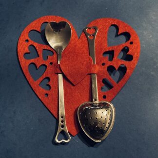 1 x Herzförmiger Tassen Teefilter und Herzförmiger Teelöffel auf einem roten Herz Vlies im Set oder 1 x Herzförmiger Tassen Teefilter einzeln