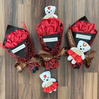 Rosenstrau&szlig; mit B&auml;r / Teddy